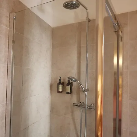 Au Coeur Du Vieil A 200m Des Plages, Superbe Апартаменти Антіб